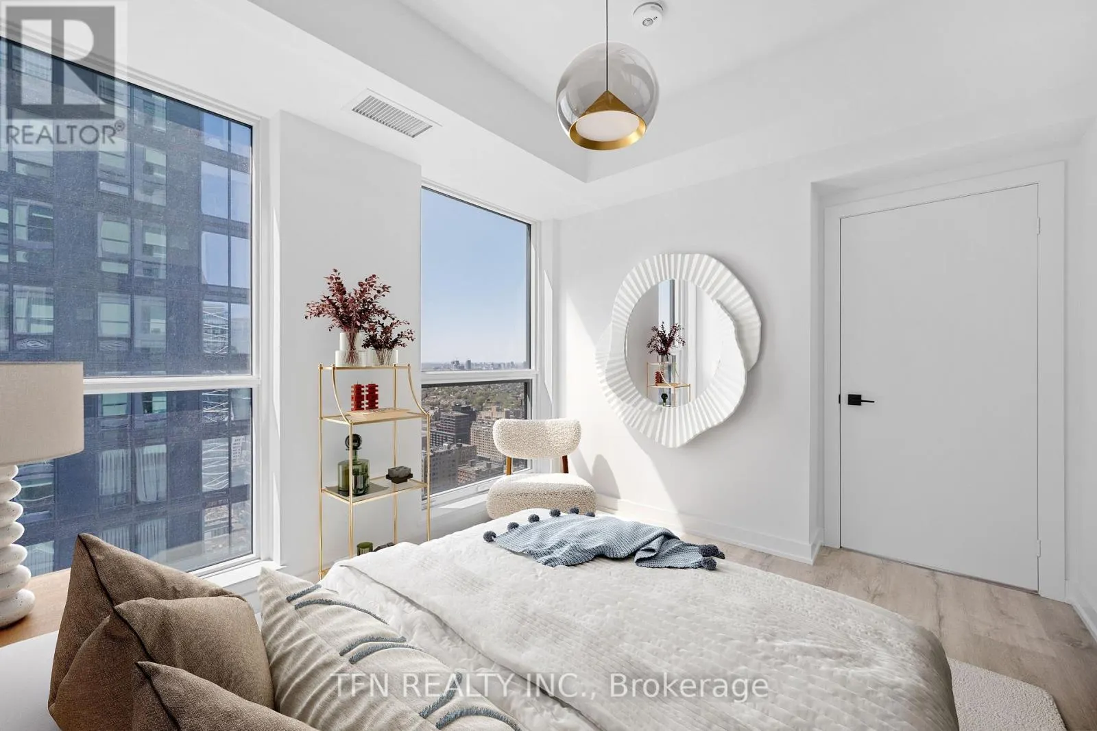 4305 - 327 KING STREET W