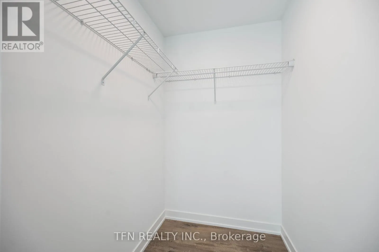 4605 - 327 KING STREET W