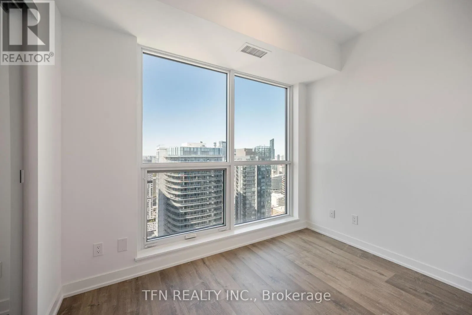 4605 - 327 KING STREET W
