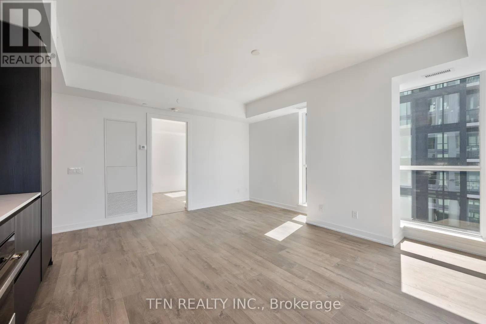 4605 - 327 KING STREET W