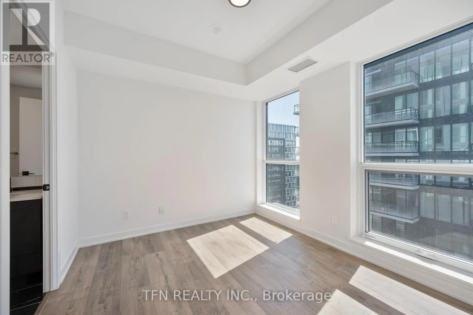 4605 - 327 KING STREET W