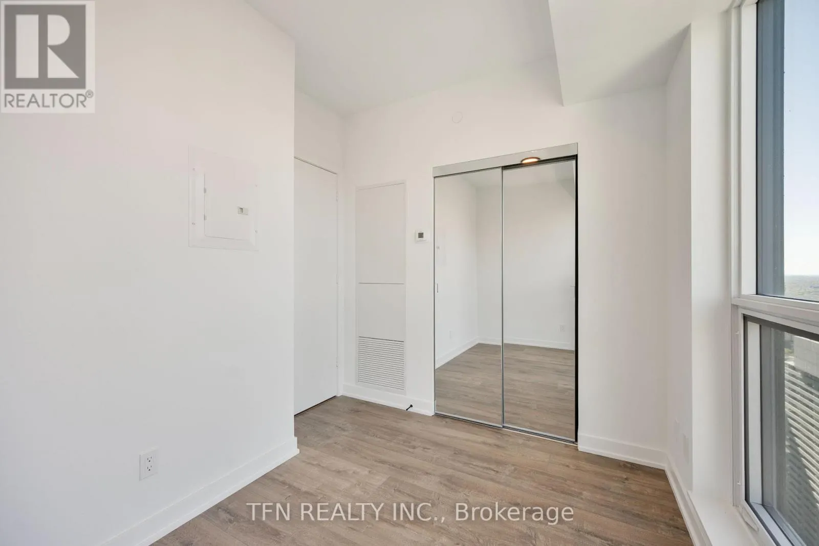 4605 - 327 KING STREET W