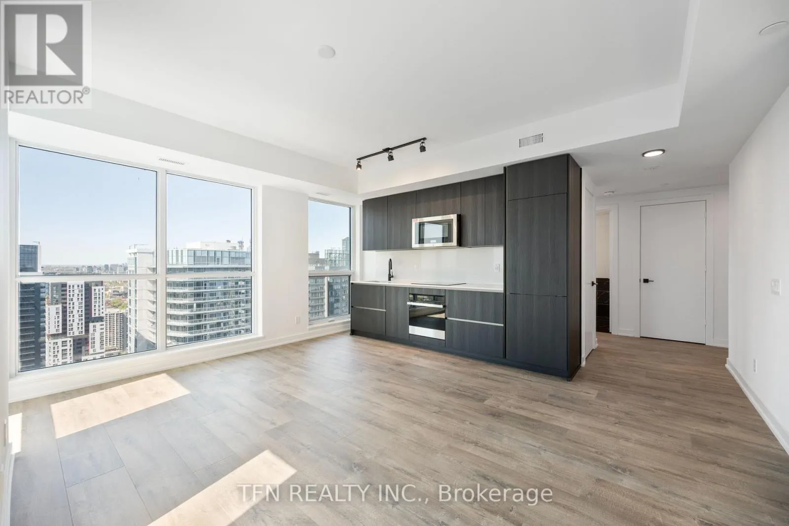 4605 - 327 KING STREET W