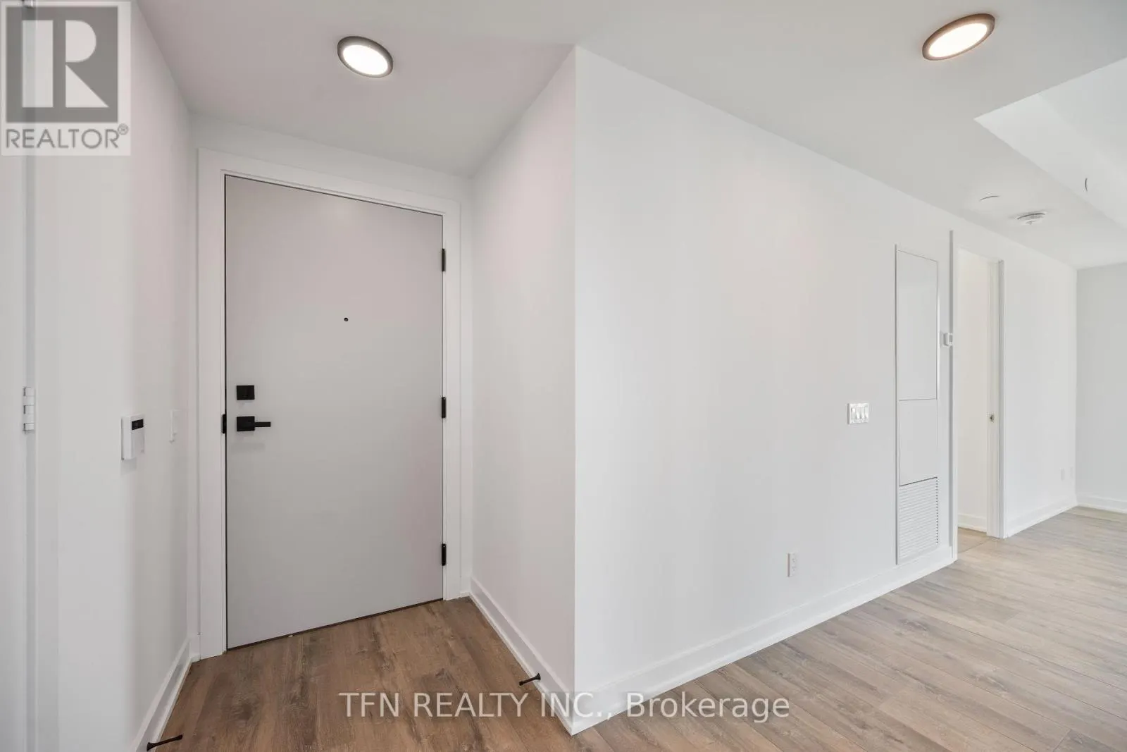 4605 - 327 KING STREET W