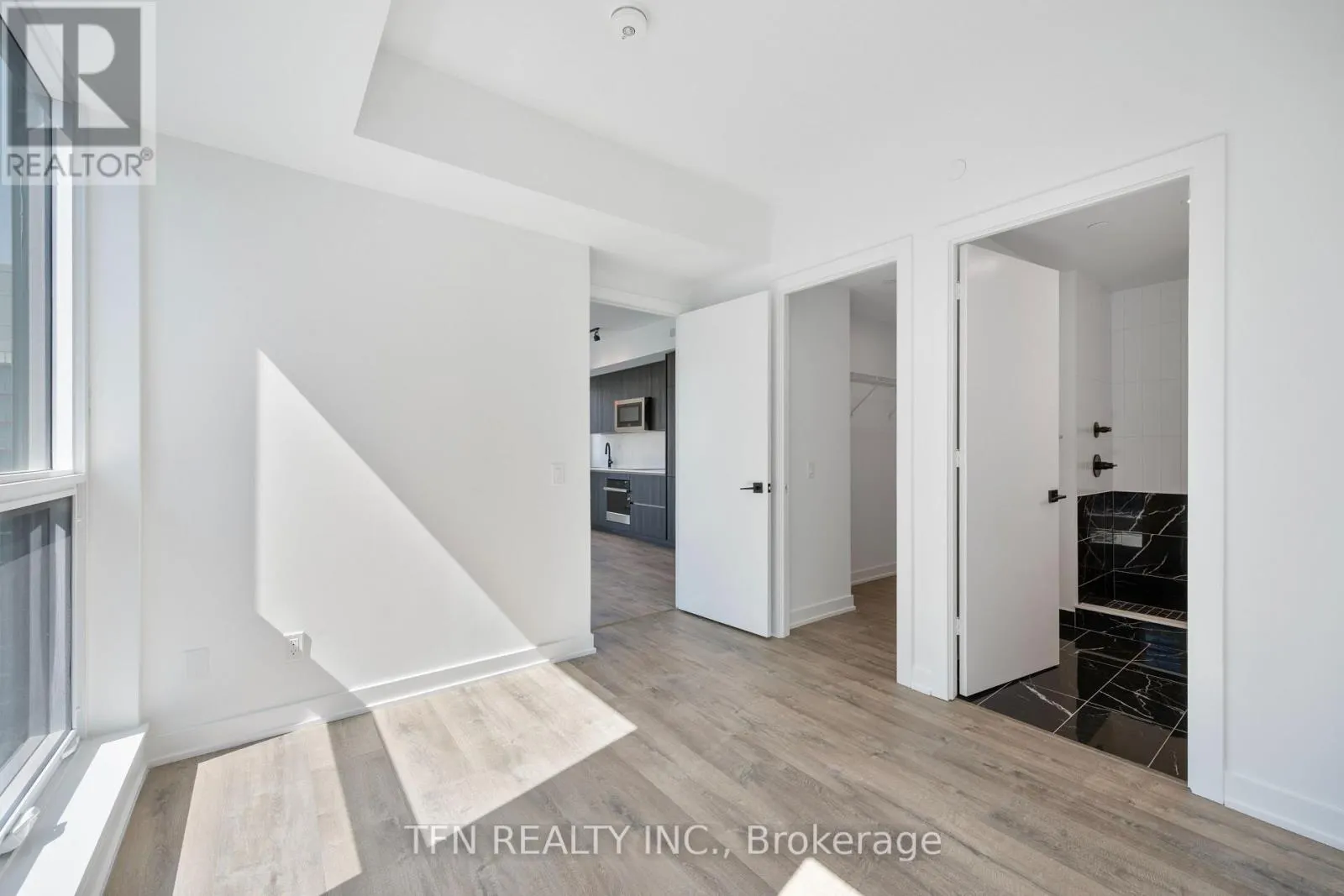 4605 - 327 KING STREET W