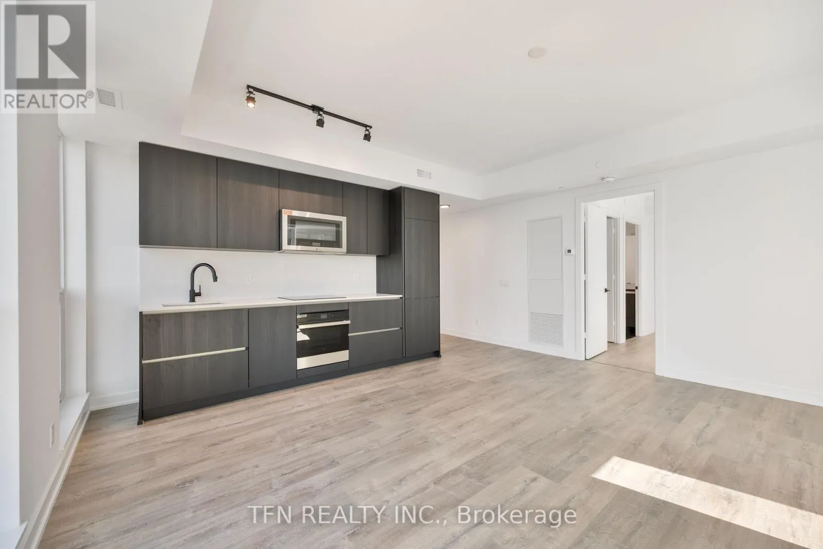 4605 - 327 KING STREET W