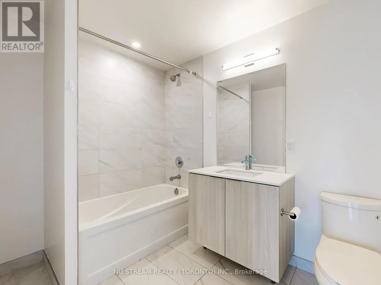 2106 - 15 QUEENS QUAY EAST QUAY E