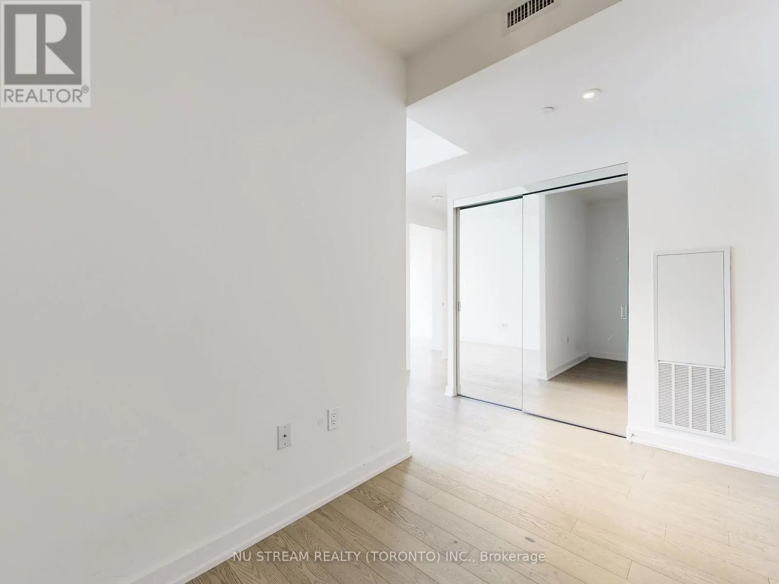 2106 - 15 QUEENS QUAY EAST QUAY E