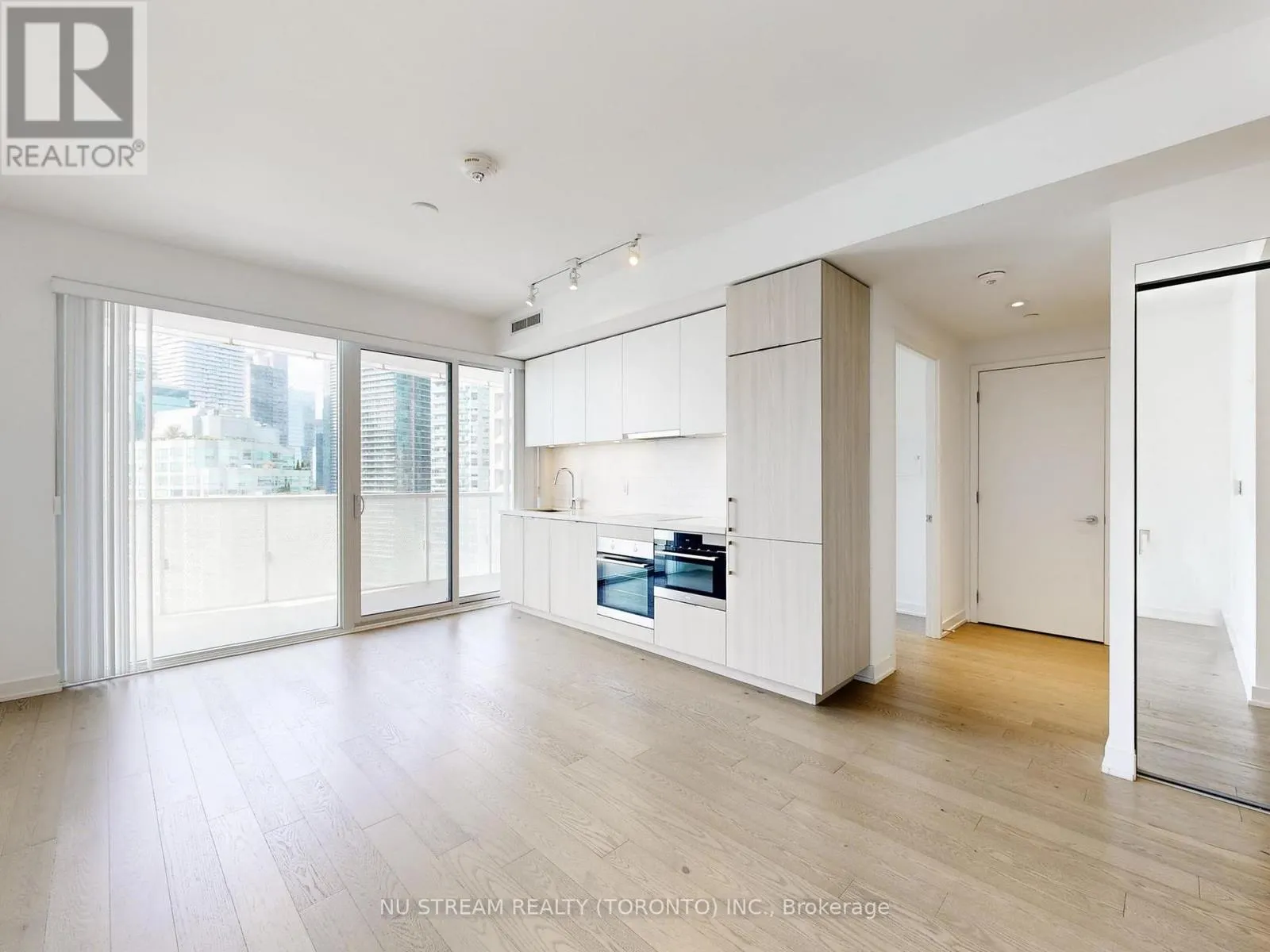 2106 - 15 QUEENS QUAY EAST QUAY E