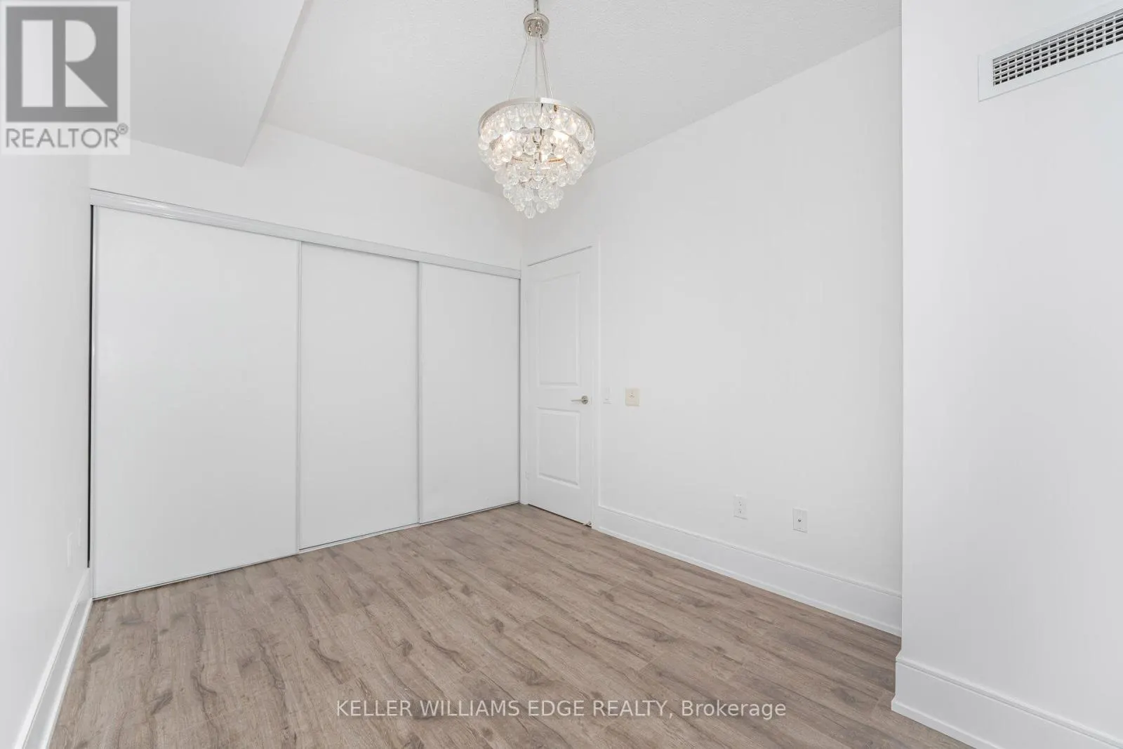 821 - 560 FRONT STREET W