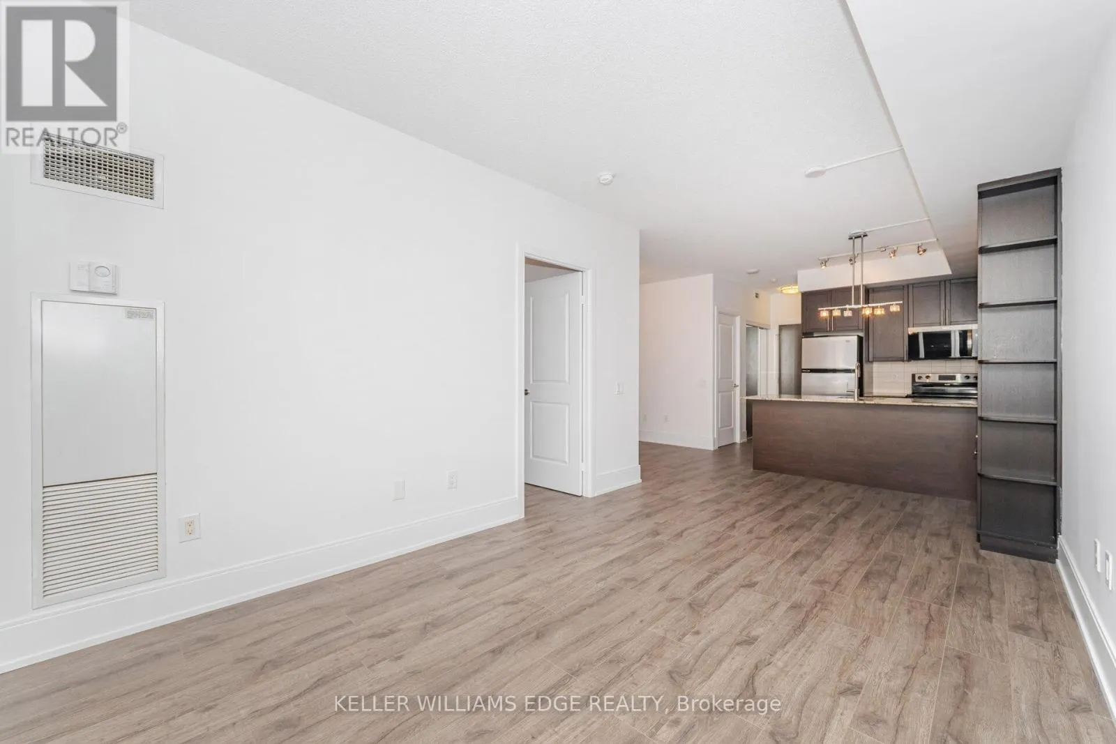 821 - 560 FRONT STREET W
