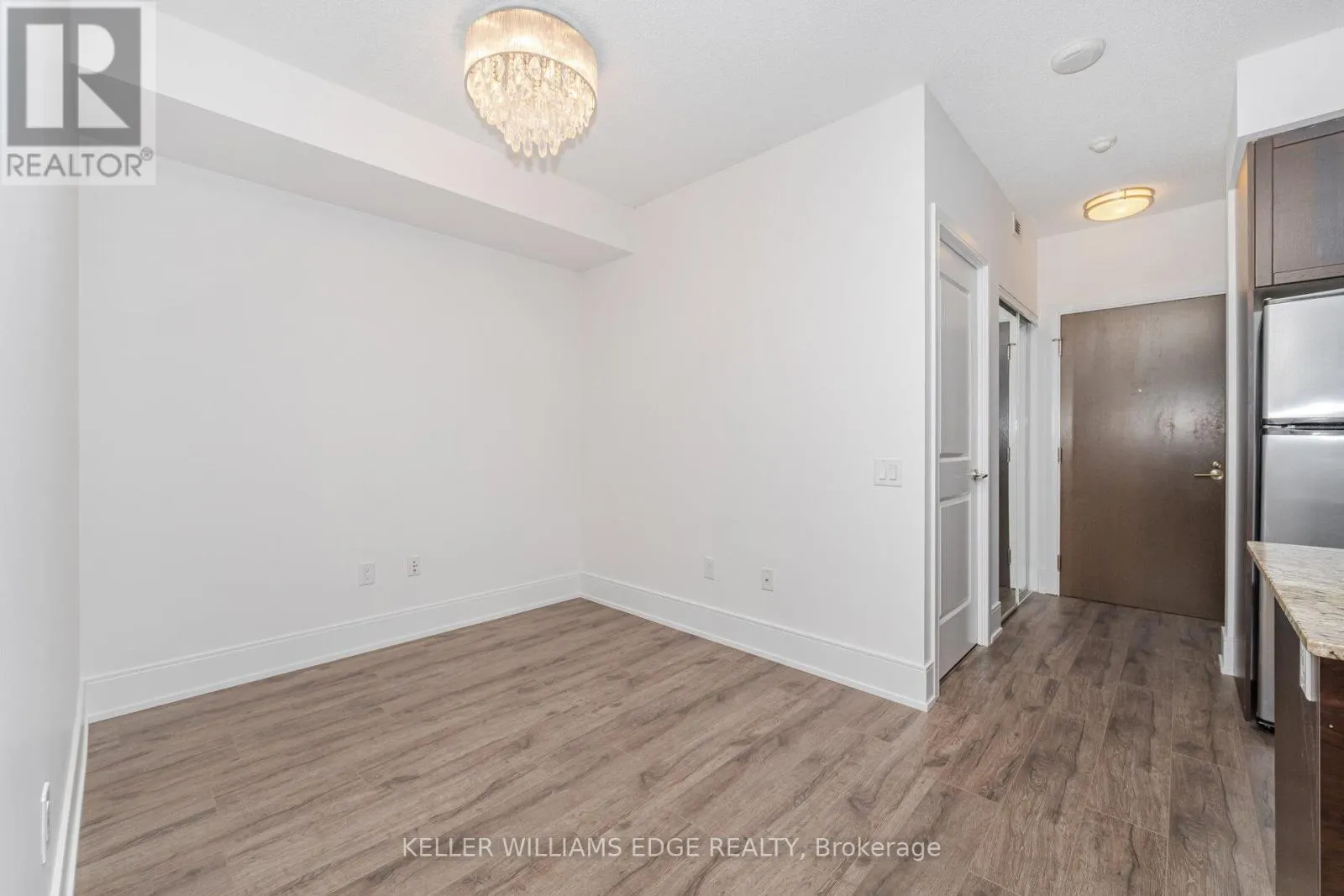 821 - 560 FRONT STREET W