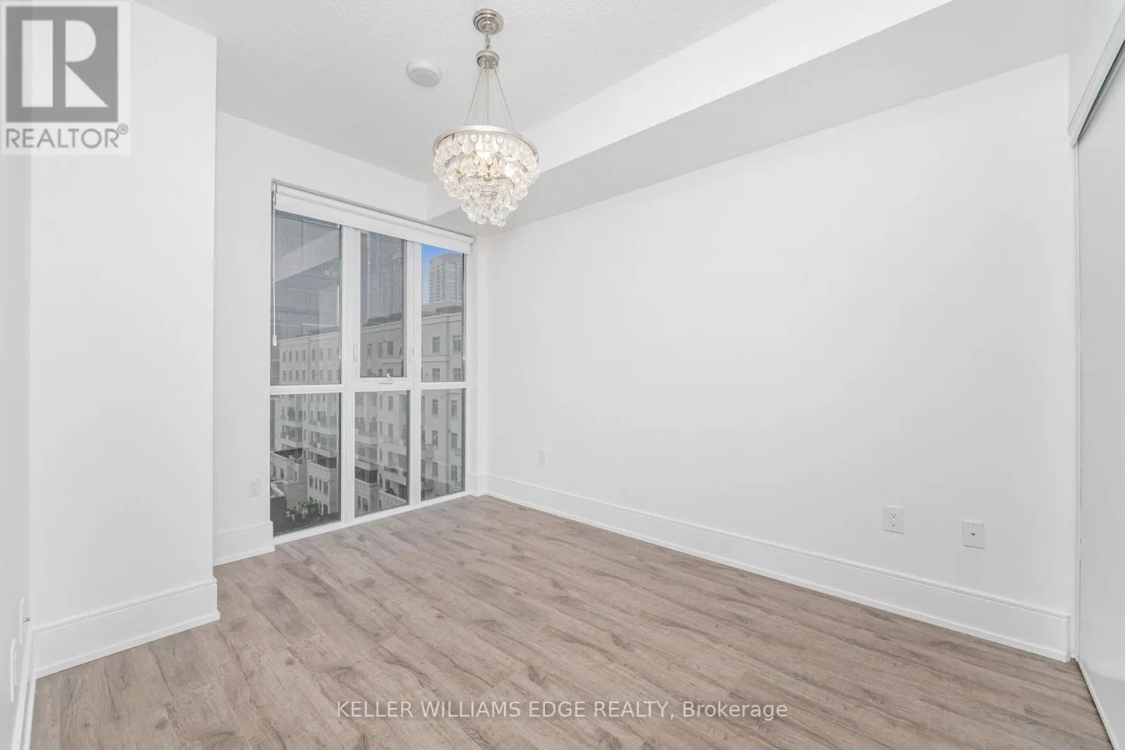 821 - 560 FRONT STREET W