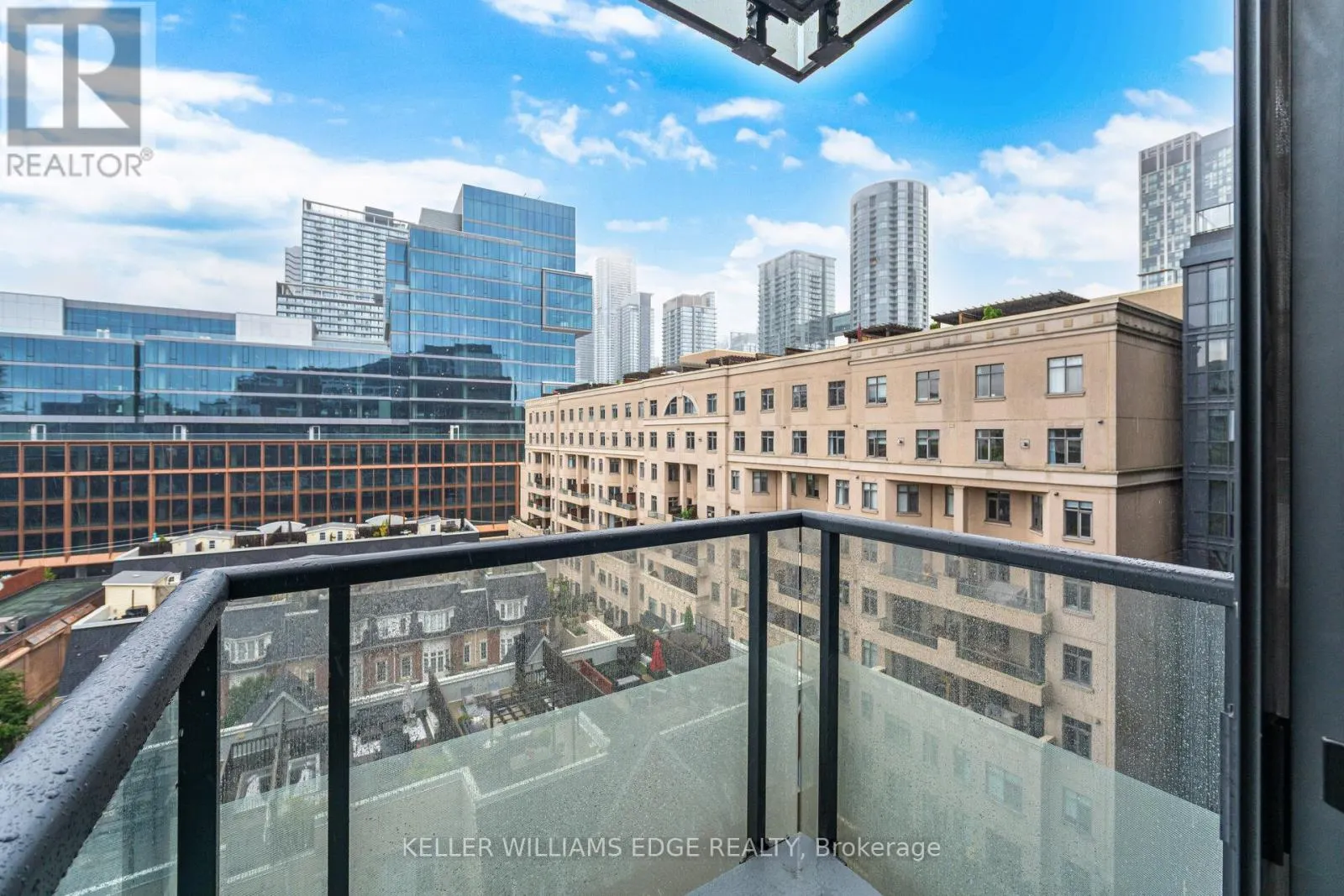 821 - 560 FRONT STREET W