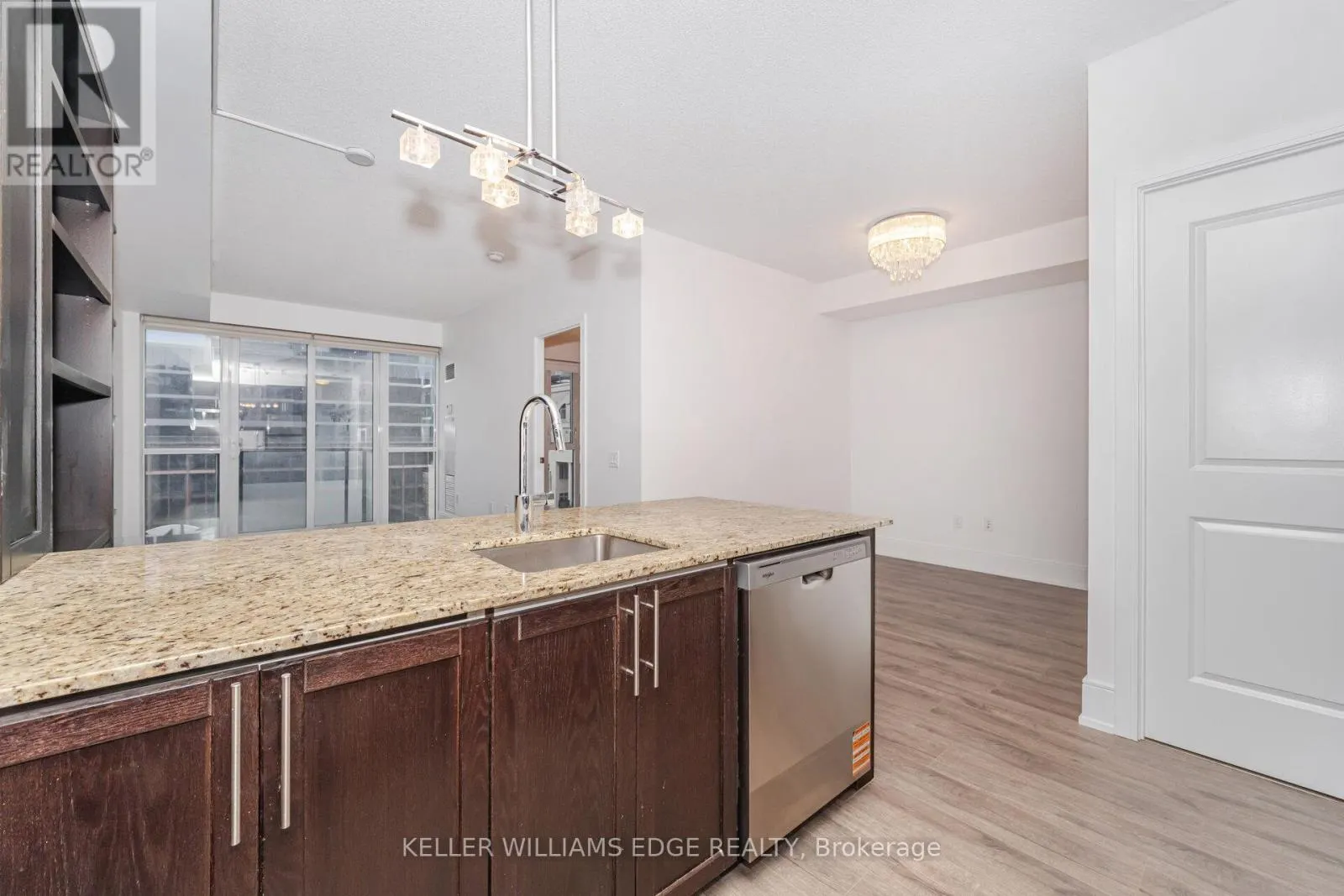 821 - 560 FRONT STREET W