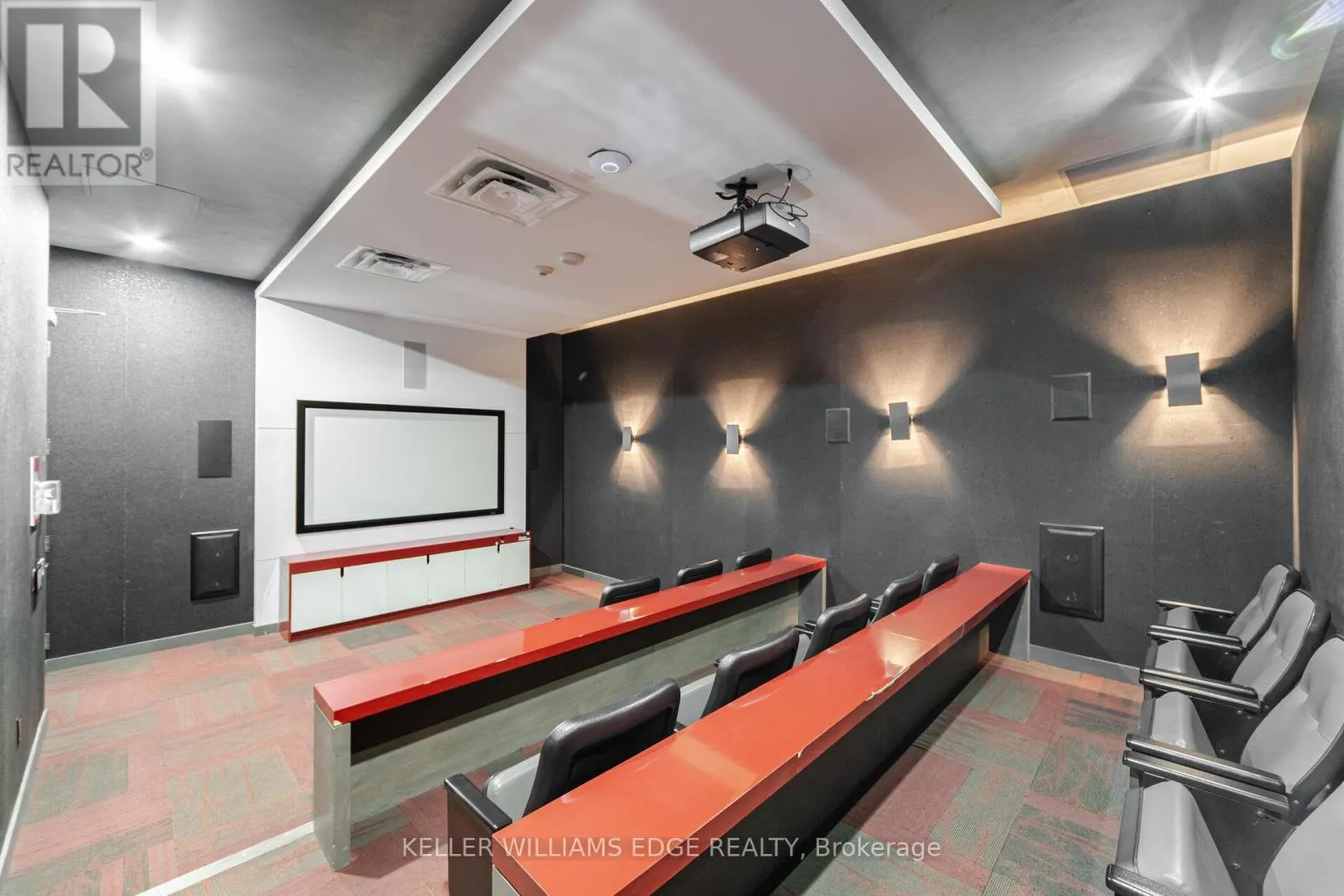 821 - 560 FRONT STREET W