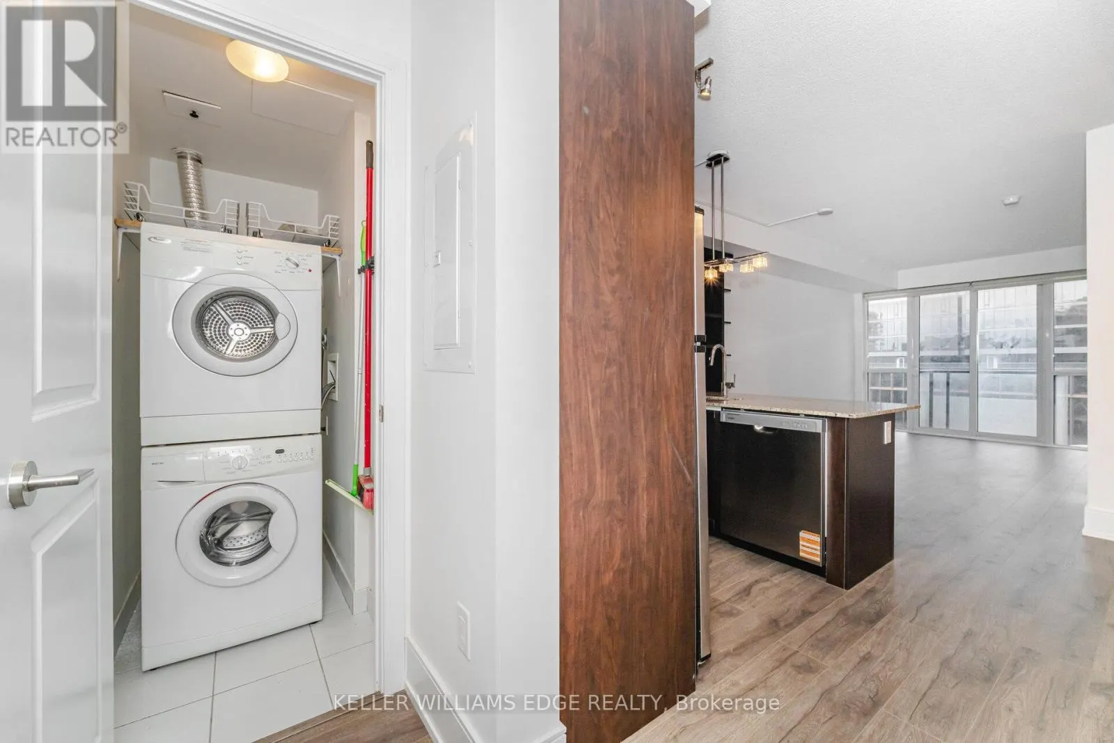 821 - 560 FRONT STREET W