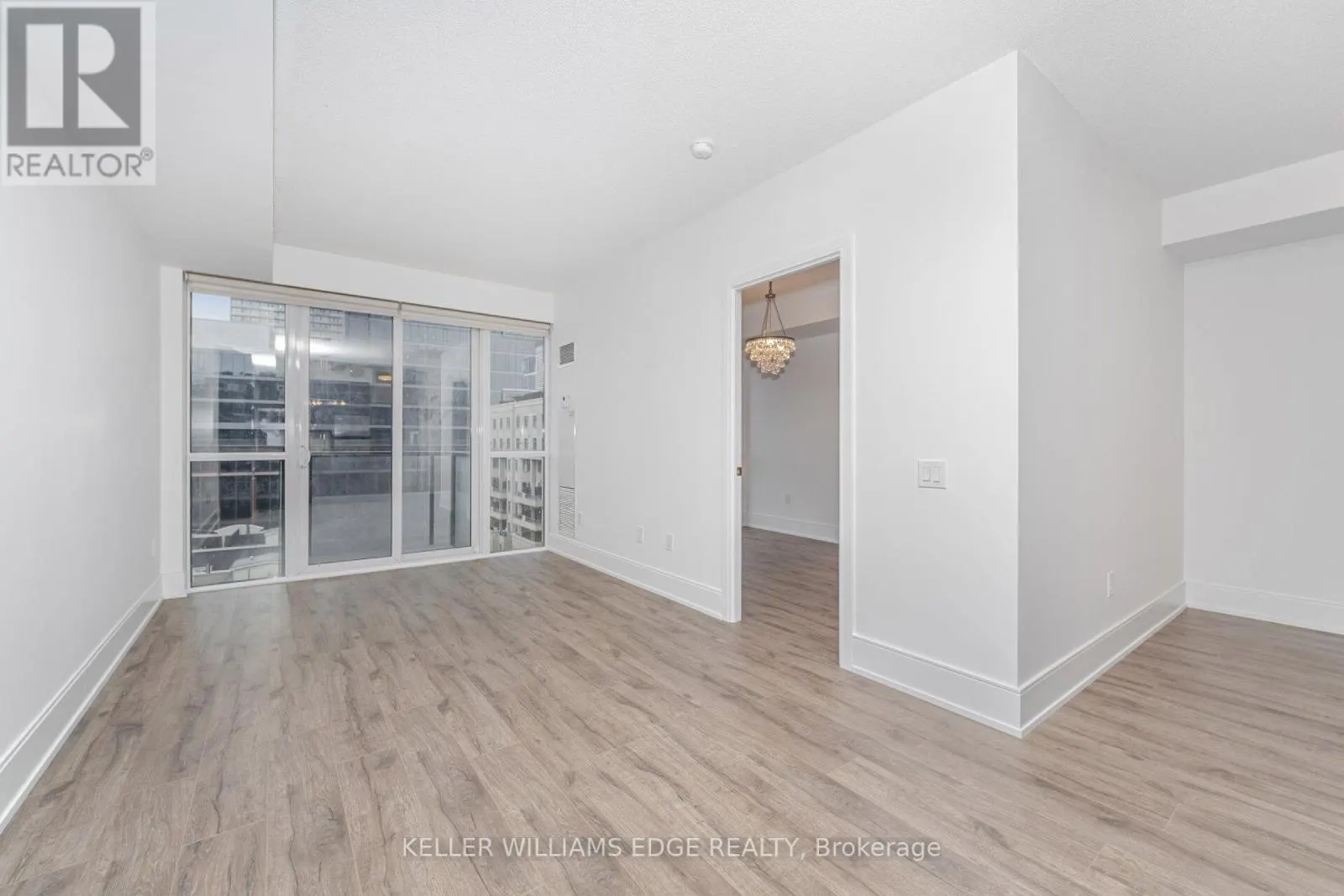 821 - 560 FRONT STREET W