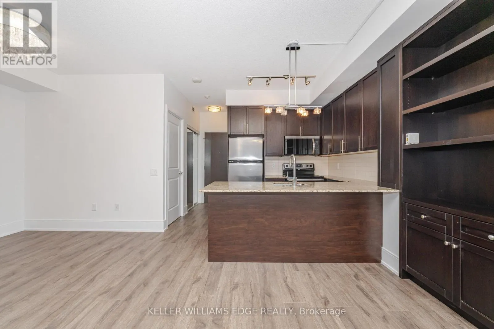 821 - 560 FRONT STREET W