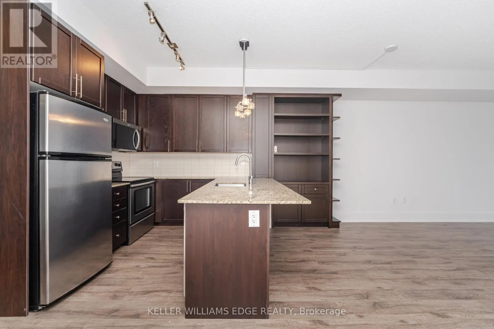 821 - 560 FRONT STREET W