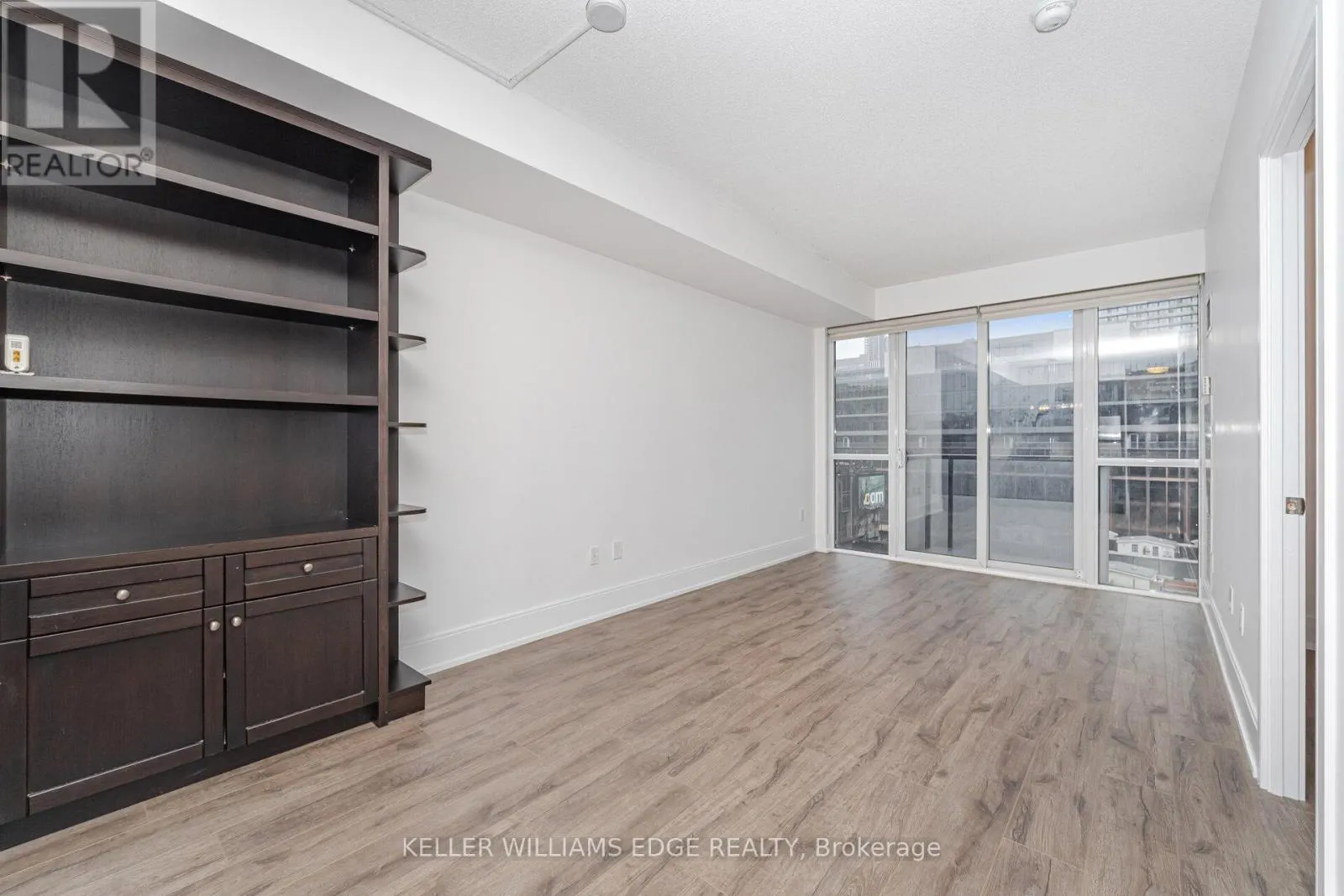821 - 560 FRONT STREET W