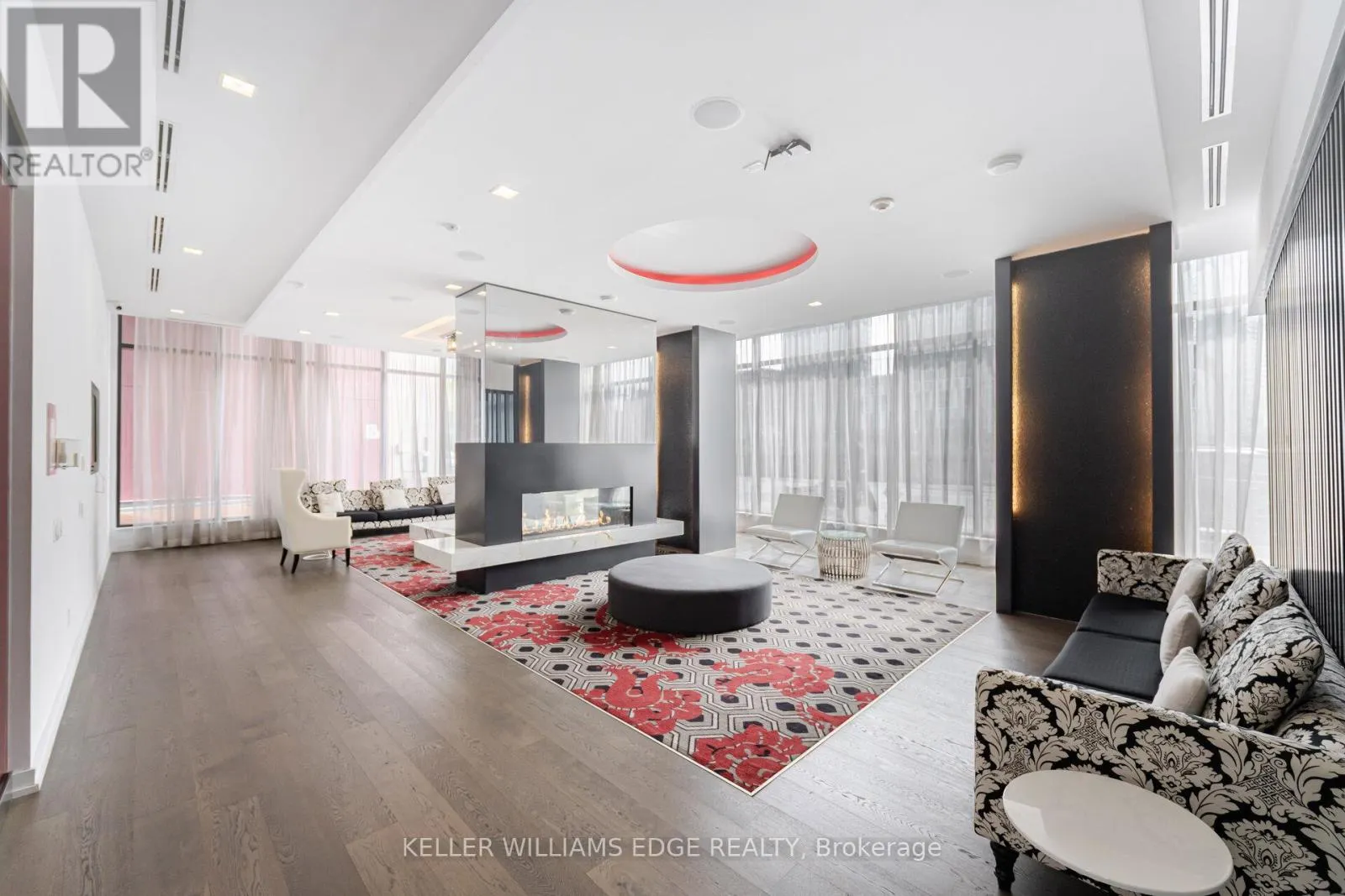 821 - 560 FRONT STREET W