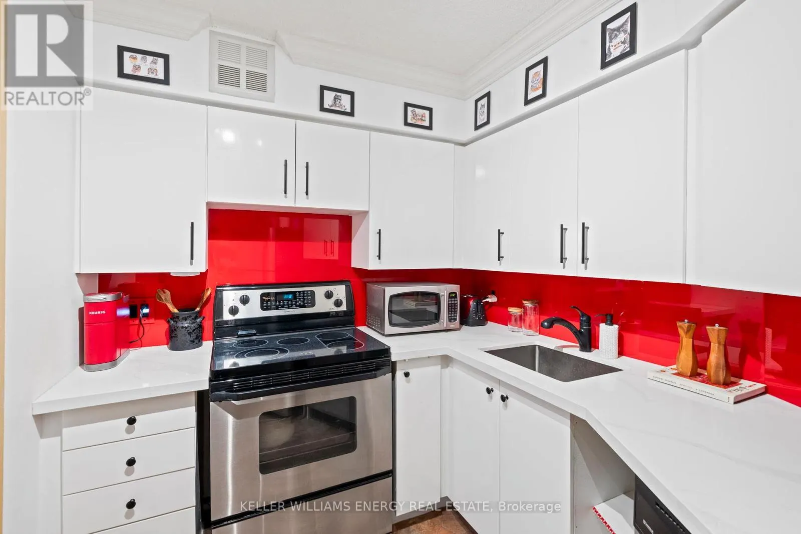 704 - 270 QUEENS QUAY W, #704