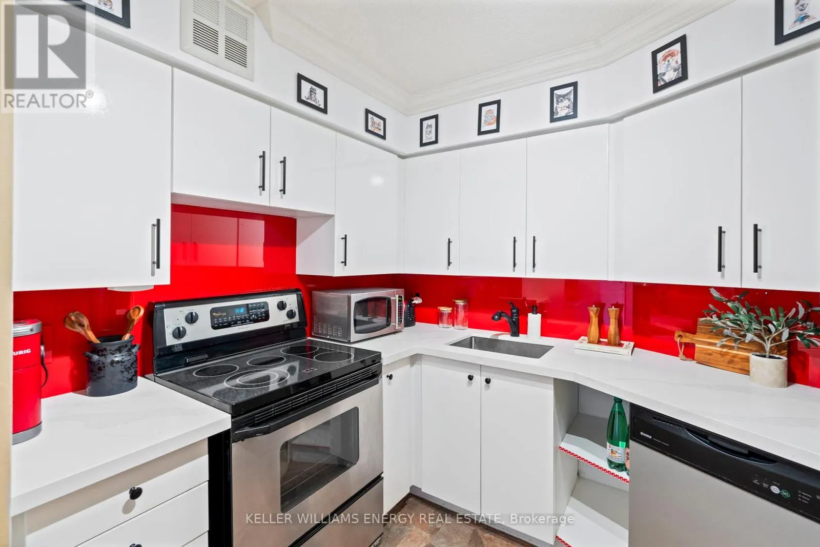 704 - 270 QUEENS QUAY W, #704