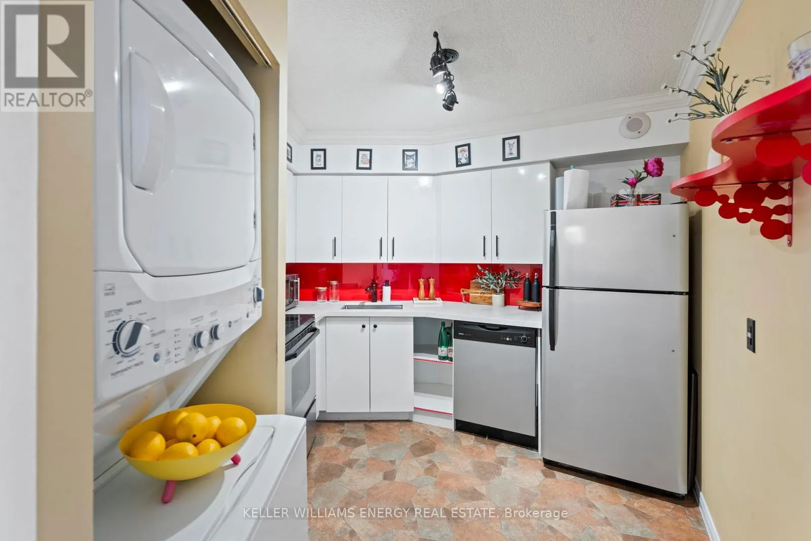 704 - 270 QUEENS QUAY W, #704