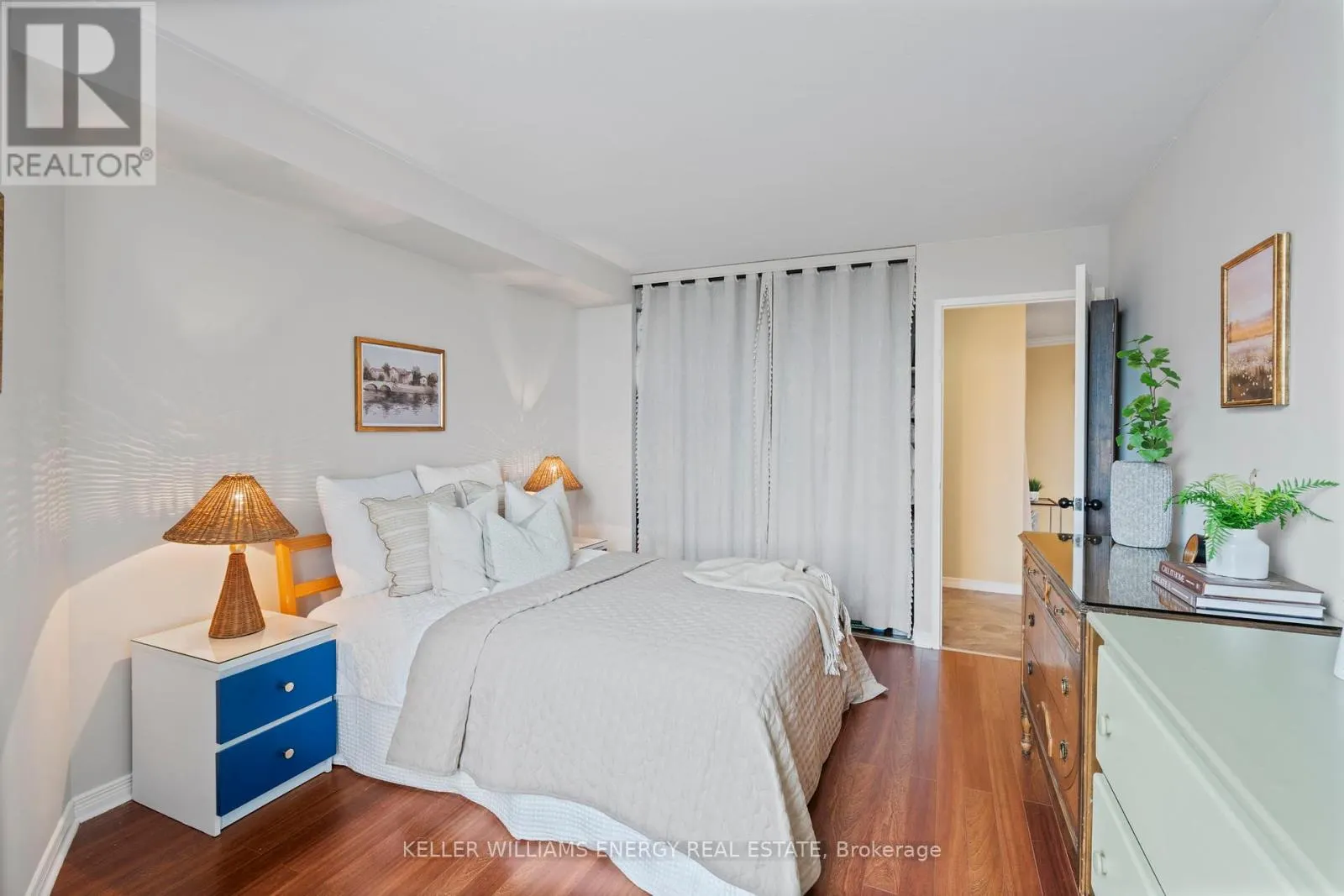 704 - 270 QUEENS QUAY W, #704