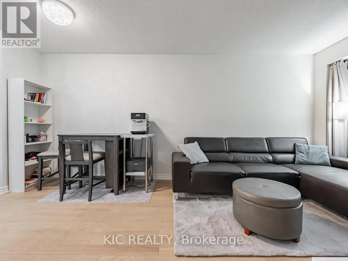 1727 - 250 WELLINGTON STREET W