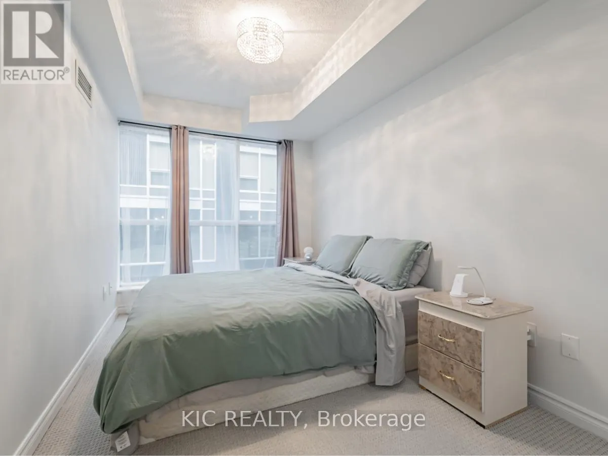 1727 - 250 WELLINGTON STREET W