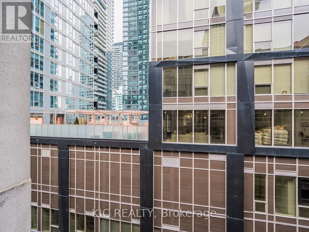 1727 - 250 WELLINGTON STREET W