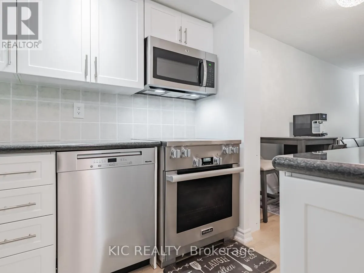 1727 - 250 WELLINGTON STREET W