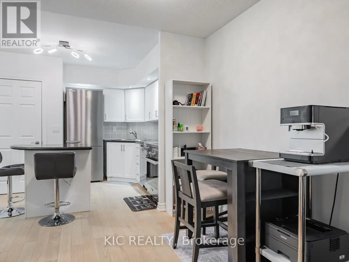 1727 - 250 WELLINGTON STREET W