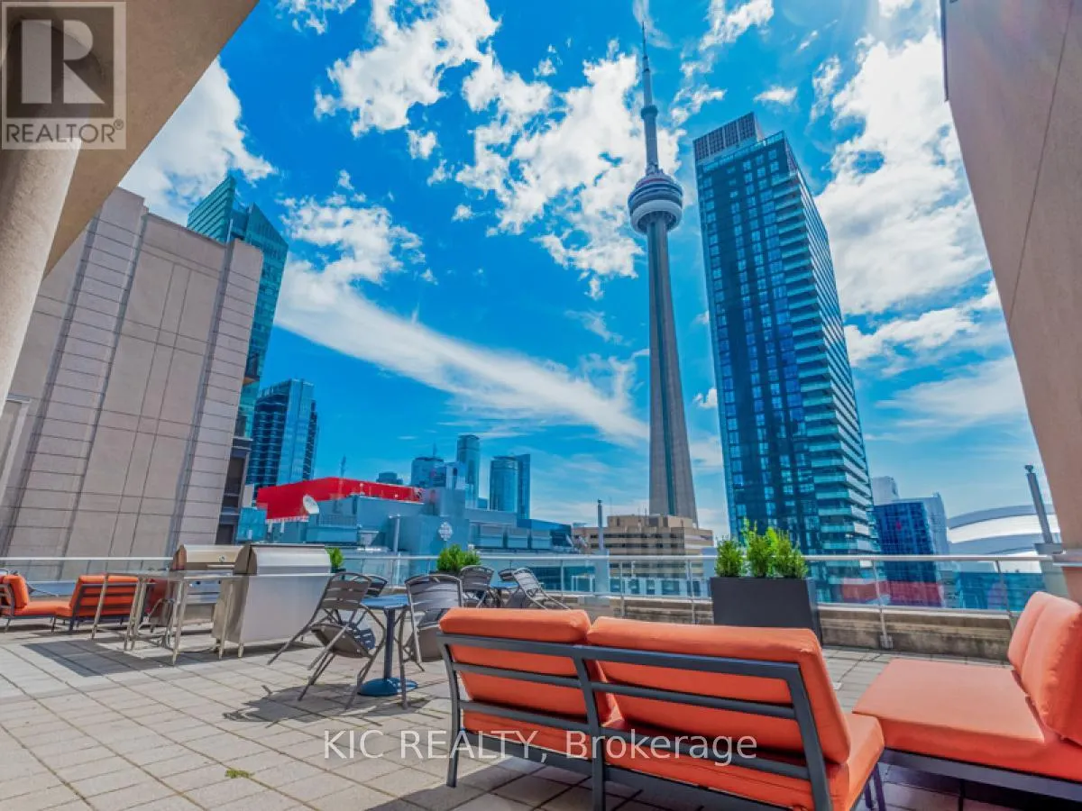 1727 - 250 WELLINGTON STREET W