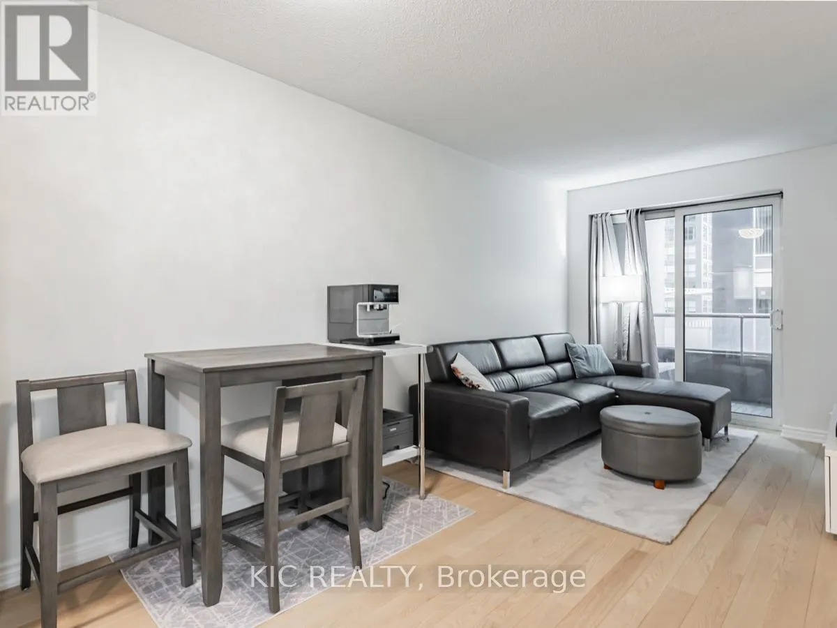 1727 - 250 WELLINGTON STREET W