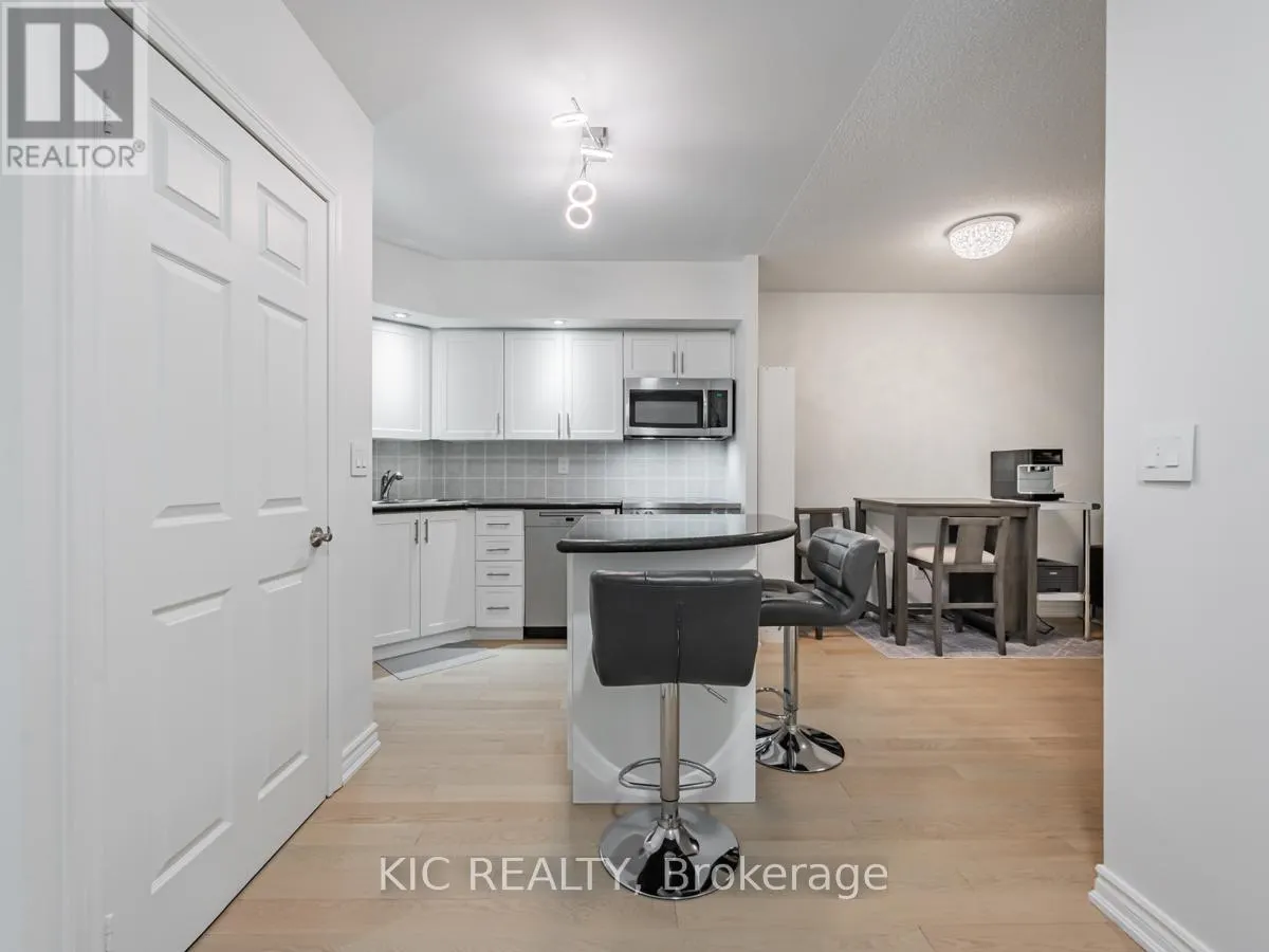 1727 - 250 WELLINGTON STREET W