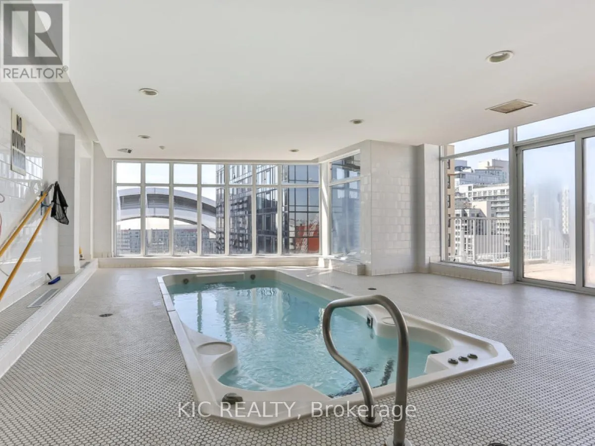 1727 - 250 WELLINGTON STREET W