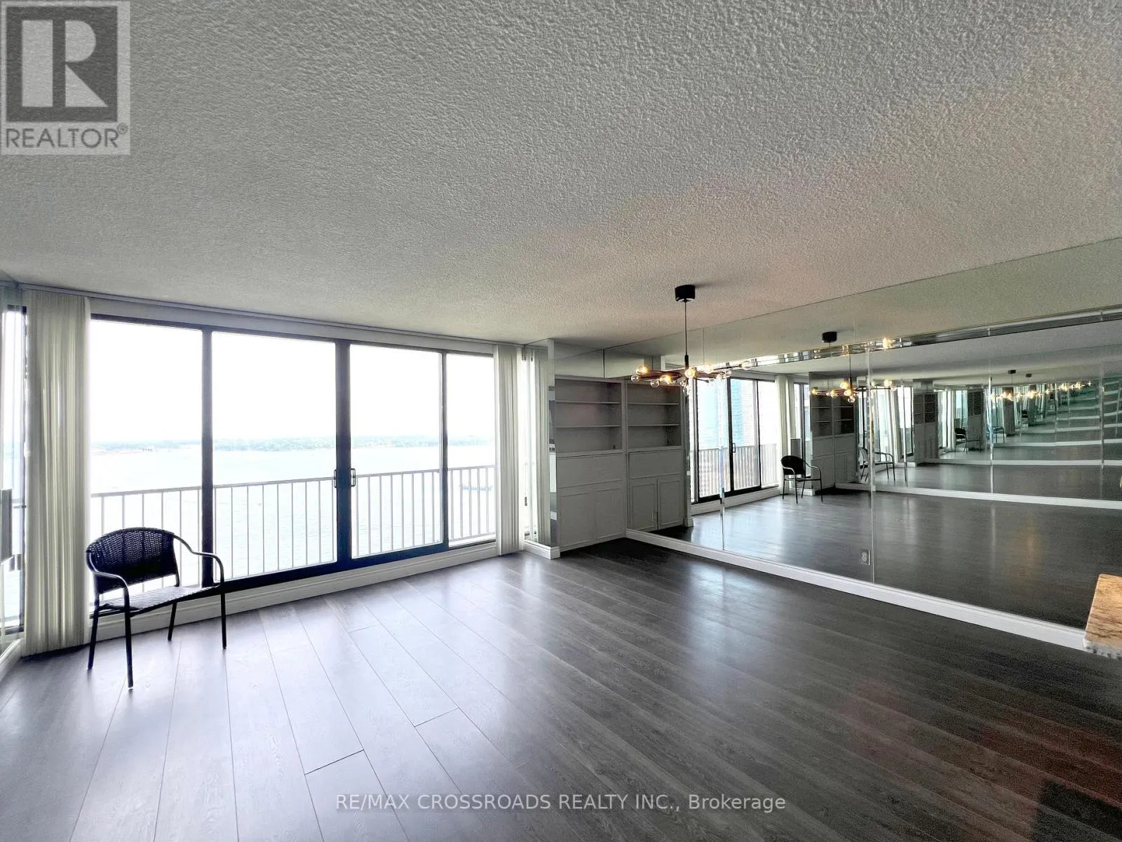 2212 - 33 HARBOUR SQUARE