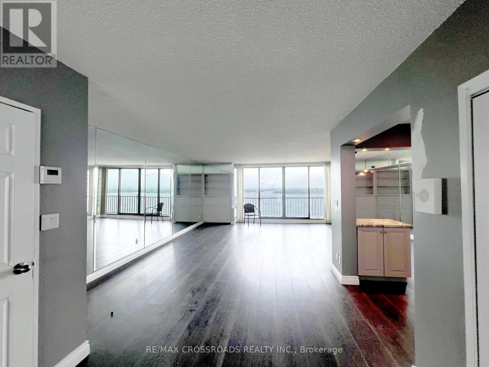 2212 - 33 HARBOUR SQUARE