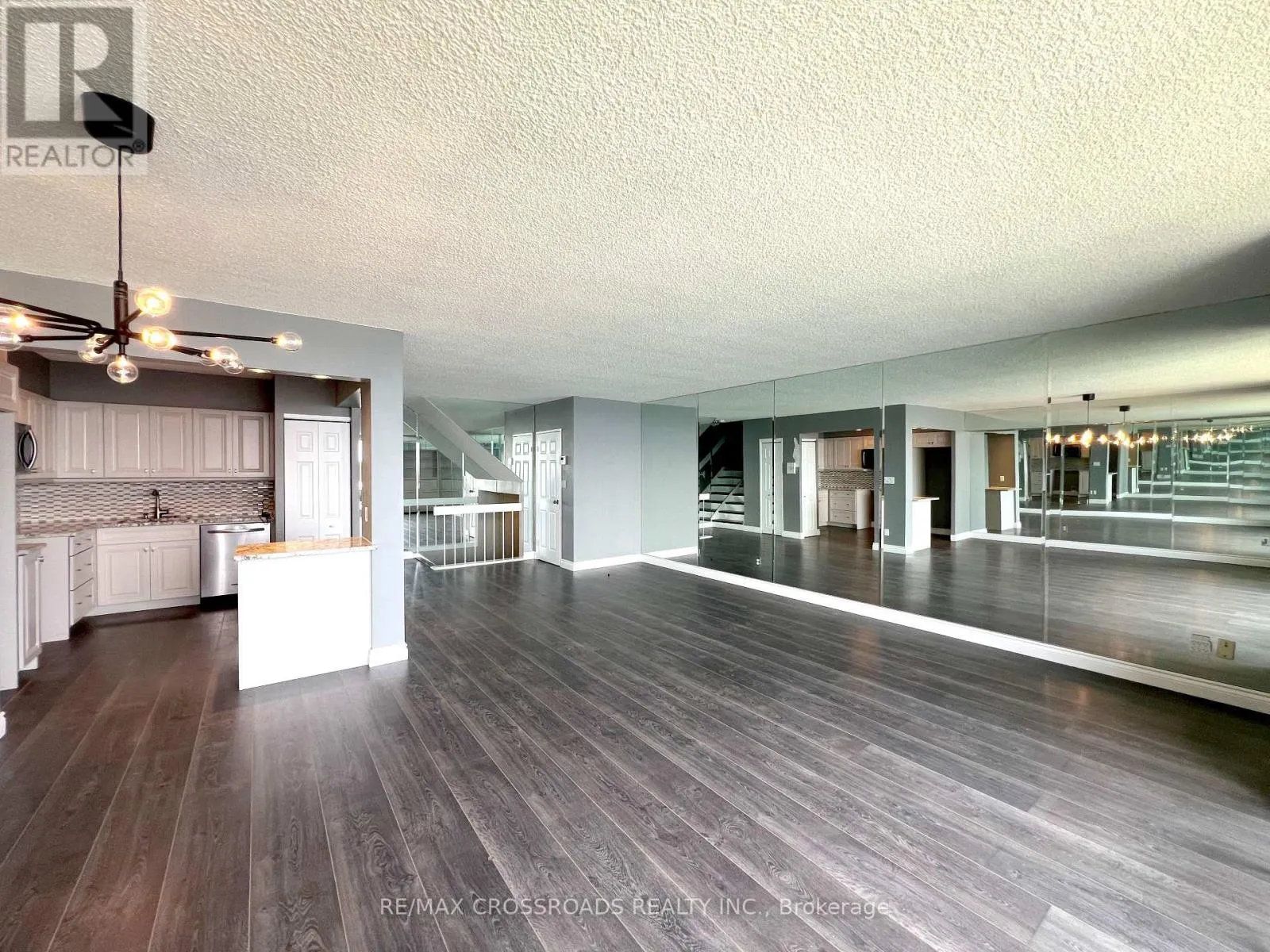 2212 - 33 HARBOUR SQUARE