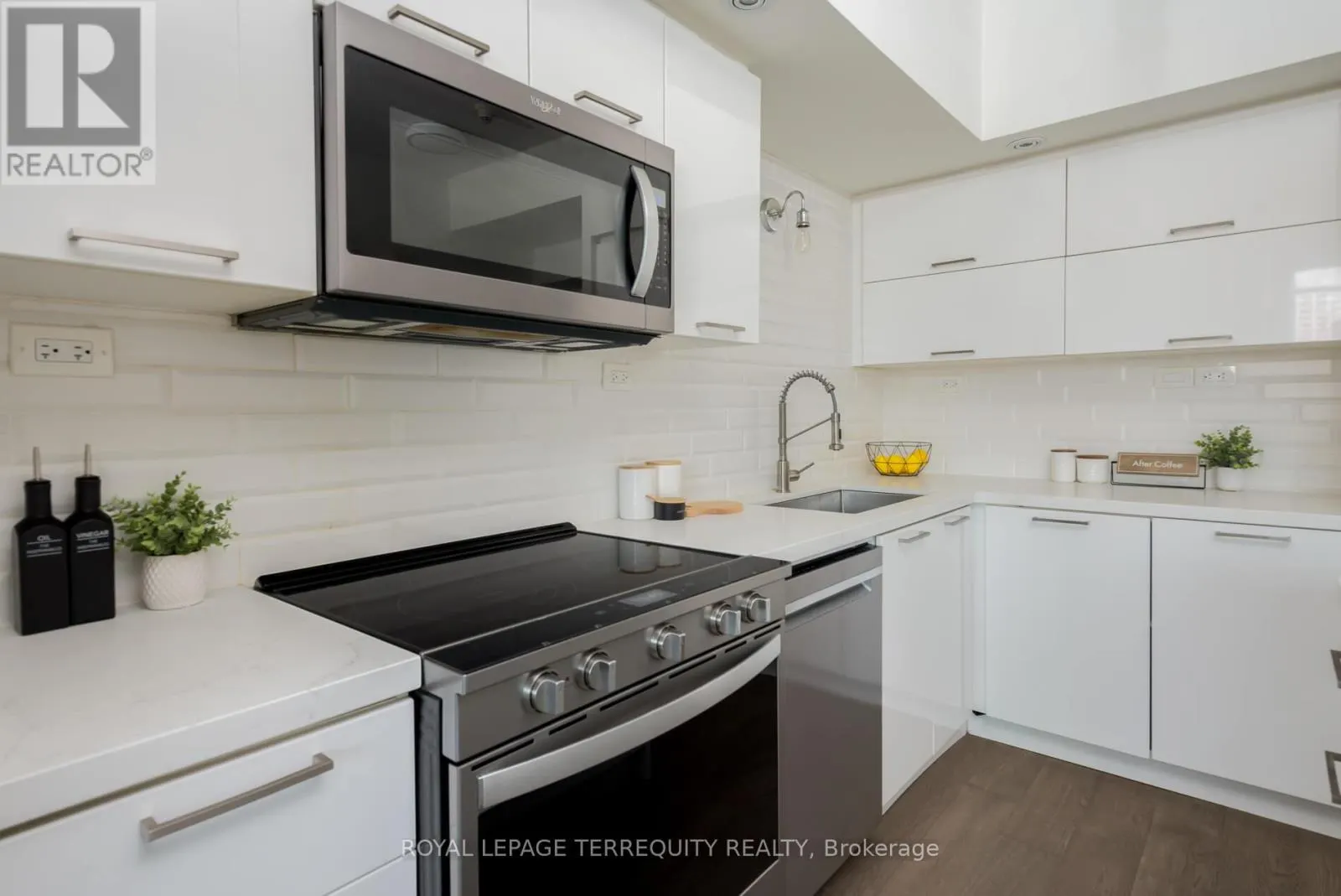 303 - 25 CAPREOL COURT