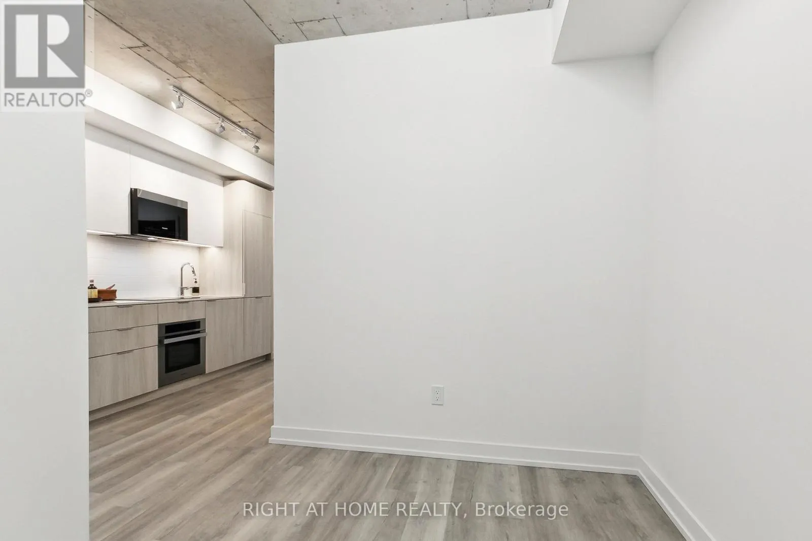 401 - 28 EASTERN AVENUE