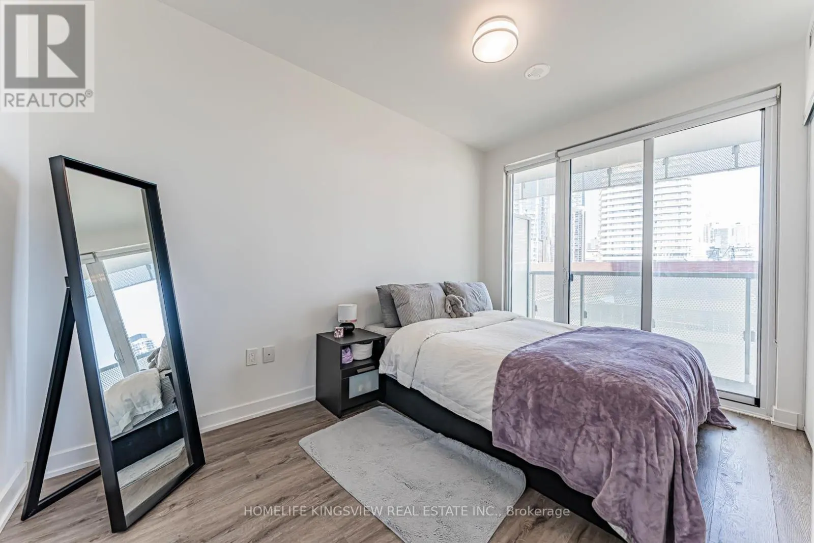 923 - 15 QUEENS QUAY E