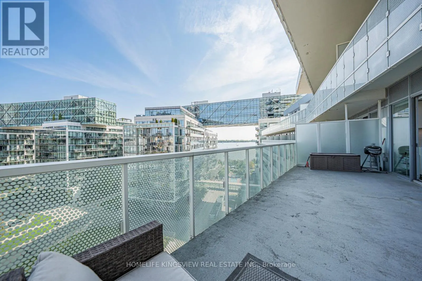 923 - 15 QUEENS QUAY E