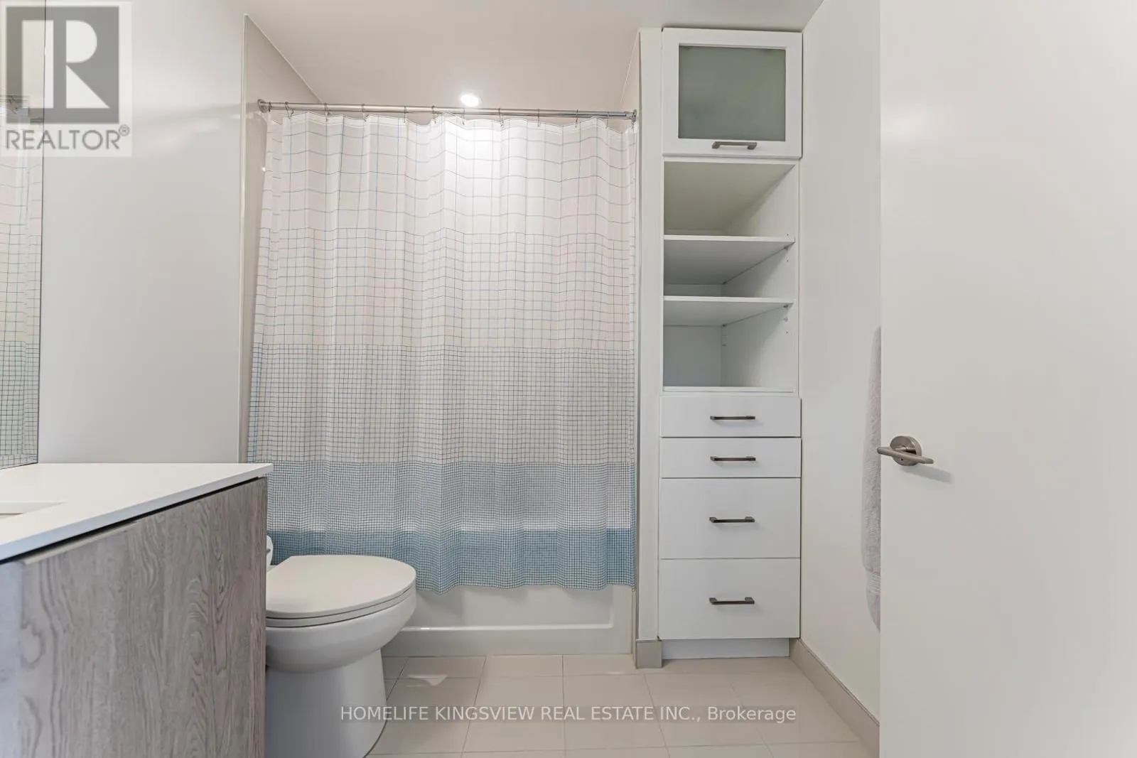 923 - 15 QUEENS QUAY E