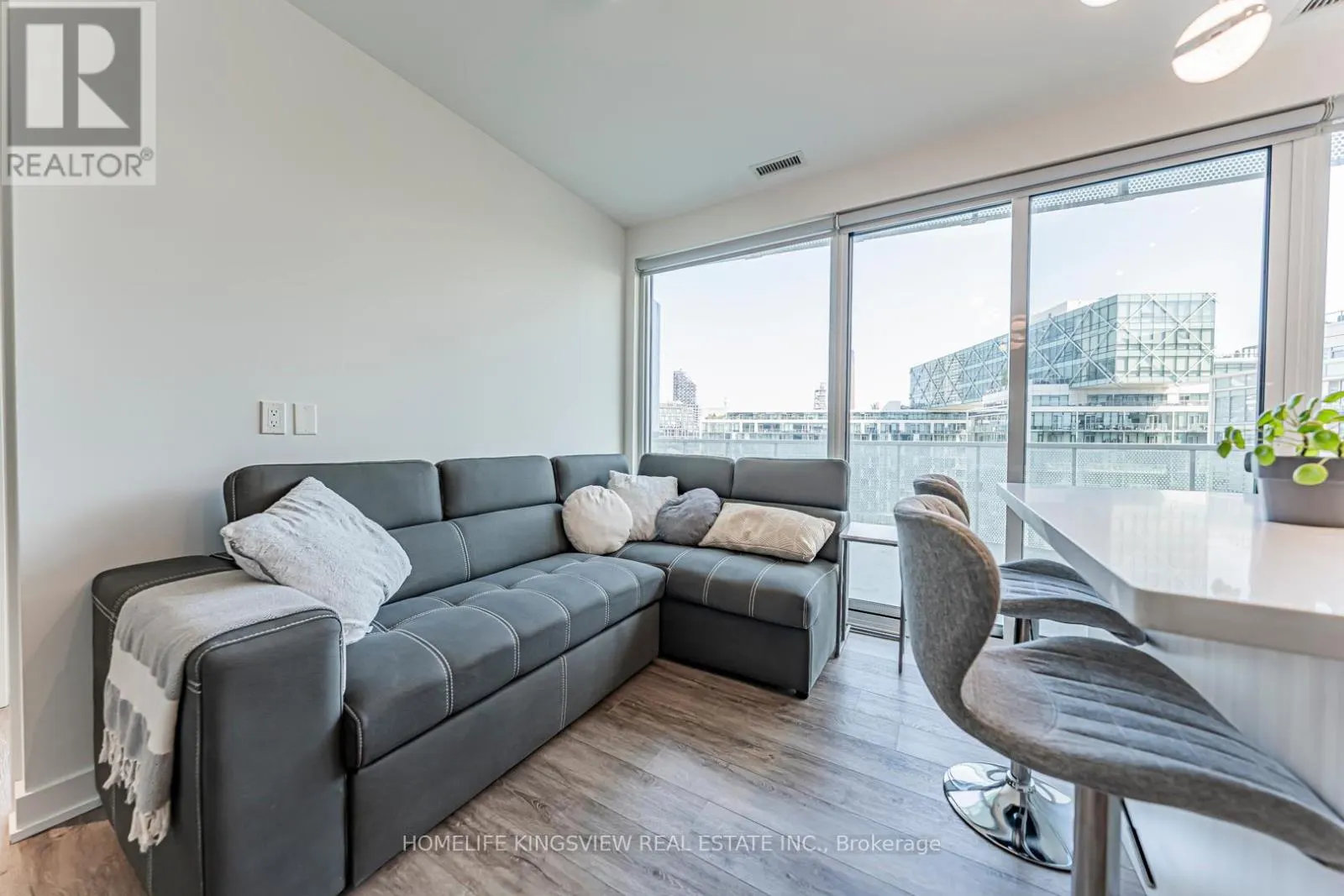 923 - 15 QUEENS QUAY E