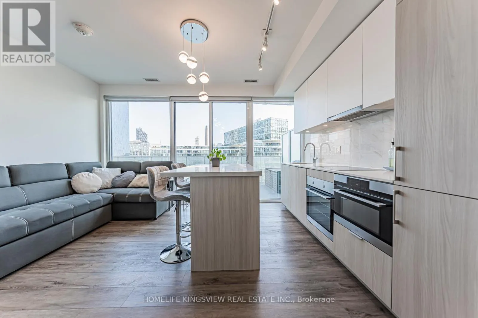 923 - 15 QUEENS QUAY E