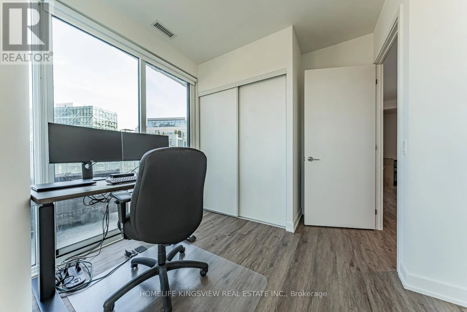 923 - 15 QUEENS QUAY E